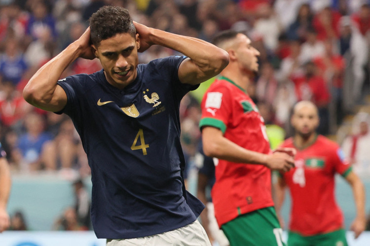 Varane em atuação pela França contra Marrocos, pelas semifinais da Copa do Mundo 