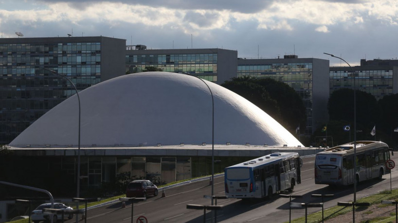 A cúpula menor, voltada para baixo, abriga o plenário do Senado Federal.