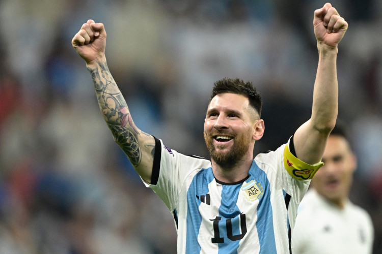 O atacante nº 10 da Argentina, Lionel Messi, comemora depois de derrotar a Croácia por 3 a 0 na semifinal da Copa do Mundo do Catar 2022 entre Argentina e Croácia no Lusail Stadium em Lusail, ao norte de Doha, em 13 de dezembro de 2022