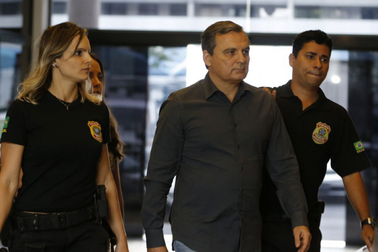 Rio de Janeiro - O ex-chefe da Casa Civil do governo Sérgio Cabral, Régis Fichtner, chega preso à sede da Polícia Federal (Tânia Rêgo/Agência Brasil)