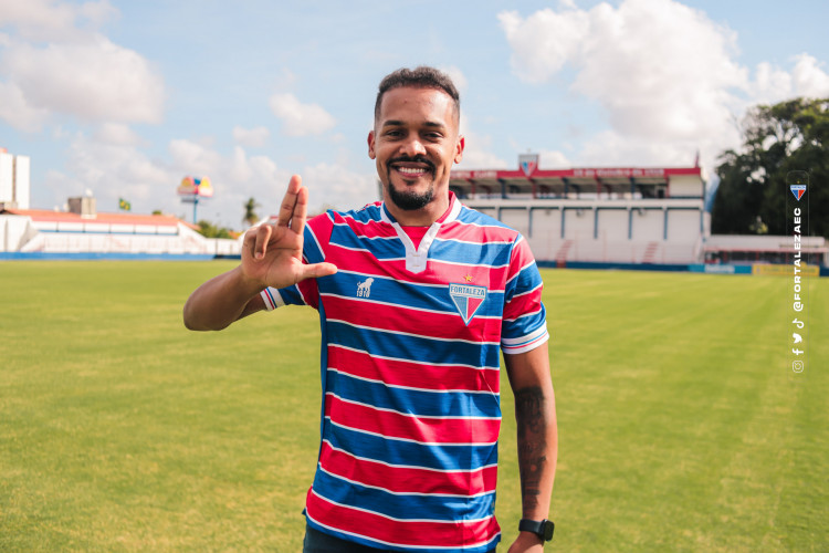 Bruno Pacheco vestido com a camisa do Fortaleza pela primeira vez