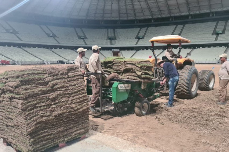 Imagem das obras no gramado da Arena Castelão 