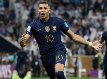 O jovem Kylian Mbappé é o quarto, com vencimentos que giram em torno de R$ 740 milhões.