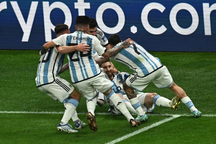 Jogadores da Argentina comemoram com Messi gol que abriu o placar contra a França na final da Copa do Mundo