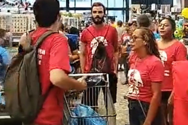 MLB realiza protesto em supermercados para arrecadação de cestas básicas