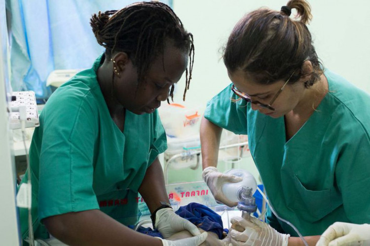 Um bebê recém-nascido que nasceu com asfixia no parto é atendido por duas parteiras residentes no hospital regional de Gambella em Gambella, Etiópia, em 27 de novembro de 2017. Os dois funcionários de MSF, Masudio Scoviah e Junia Cajazeiro, mais tarde puderam iniciar com sucesso o ciclo respiratório do bebê