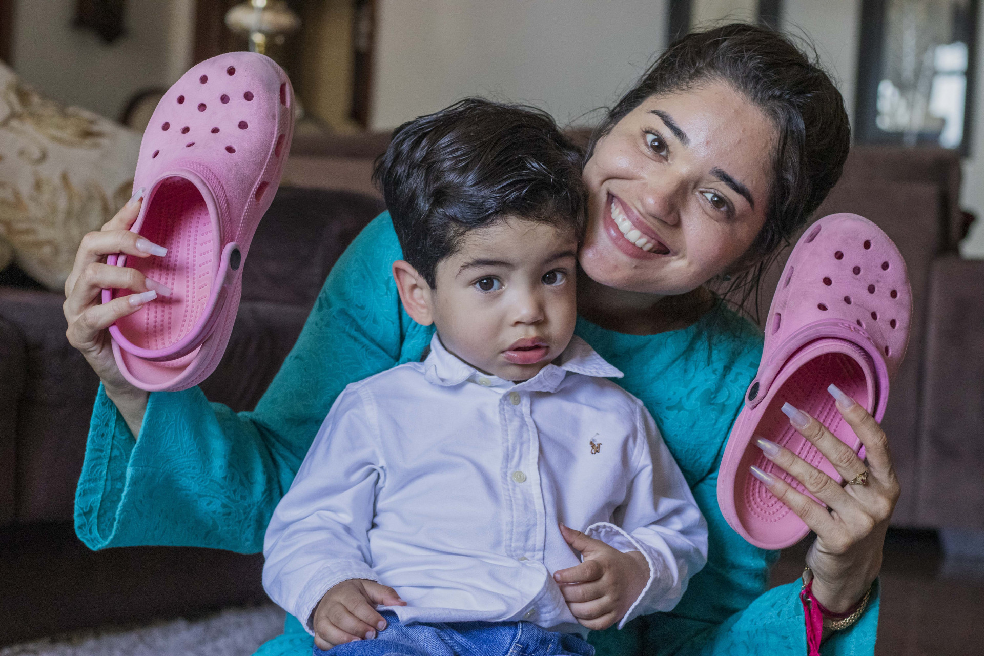 FORTALEZA, CEARÁ, 19-12-2022: Aniversário de 20 anos ca Crocs. Na foto, Samara Santos e seu filho Saulo. Os dois usam os calçados por bastante tempo e já virou rotina na família. (Foto: Fernanda Barros/ O Povo)