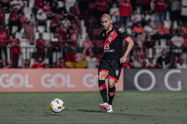 Lateral-direito Dudu no jogo Atlético-GO x Internacional, no Antônio Accioly, pelo Campeonato Brasileiro Série A 2022