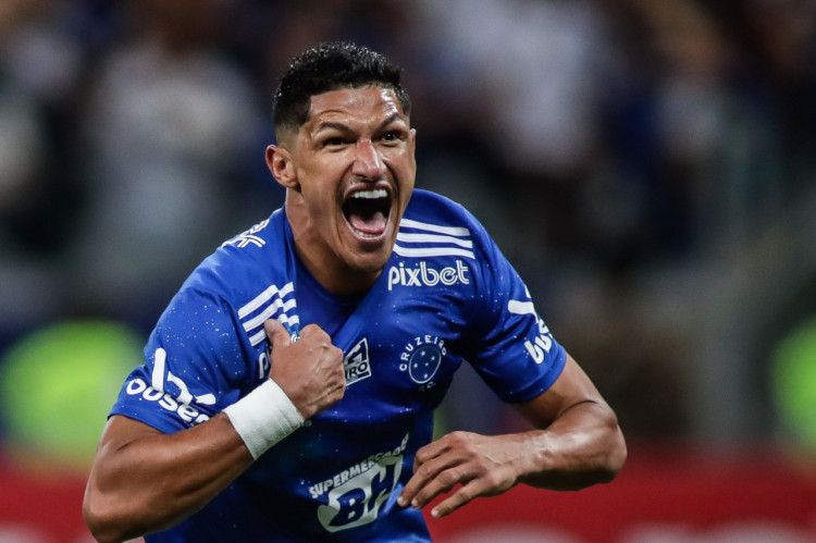 Atacante Luvannor comemora gol no jogo Cruzeiro x CSA, no Mineirão, pelo Campeonato Brasileiro Série B 2022