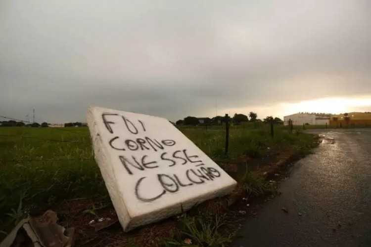 Colchão com frase inusitada chama a atenção de rua movimentada em Campo Grande, MS