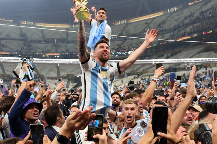 Messi ergue a taça da Copa do Mundo