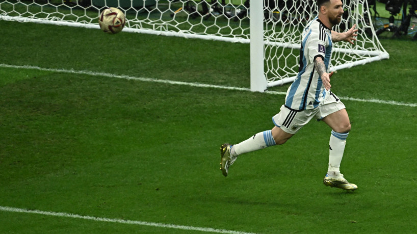Lionel Messi comemorando um dos gols marcados na final da Copa do Mundo contra a França 