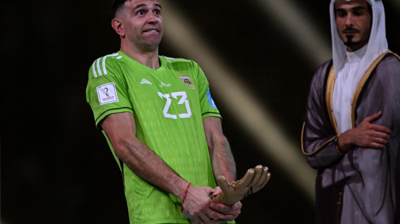 Emiliano Martínez, goleiro da Argentina, comemora após receber prêmio de melhor goleiro da Copa 