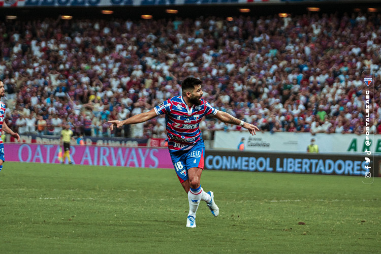 Atacante Silvio Romero comemorando o gol marcado contra o Estudiantes, na Libertadores