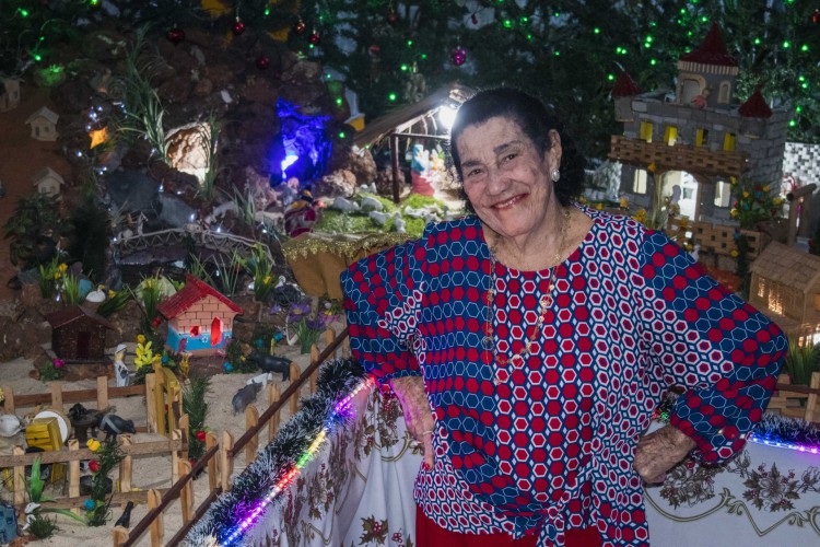 FORTALEZA, CEARÁ, 20-12-2022: A tradição de 75 anos da montagem das lapinhas de natal de Dona Mundinha . 