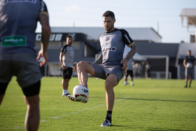 Zagueiro Tiago Pagnussat em treino do Ceará no estádio Carlos de Alencar Pinto, em Porangabuçu