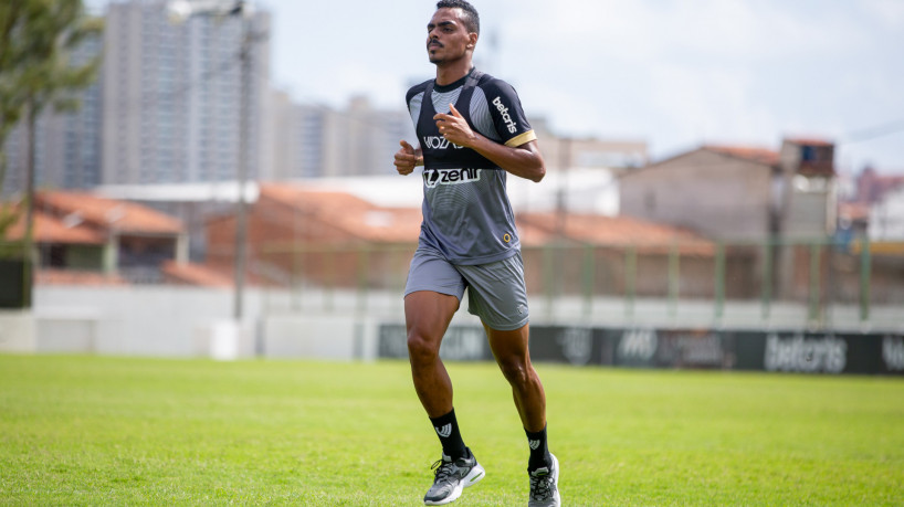 Volante Caíque em treino do Ceará no estádio Carlos de Alencar Pinto, em Porangabuçu