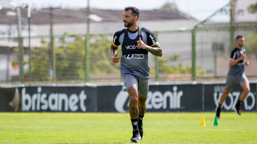 Lateral-direito Michel Macedo em treino do Ceará no estádio Carlos de Alencar Pinto, em Porangabuçu