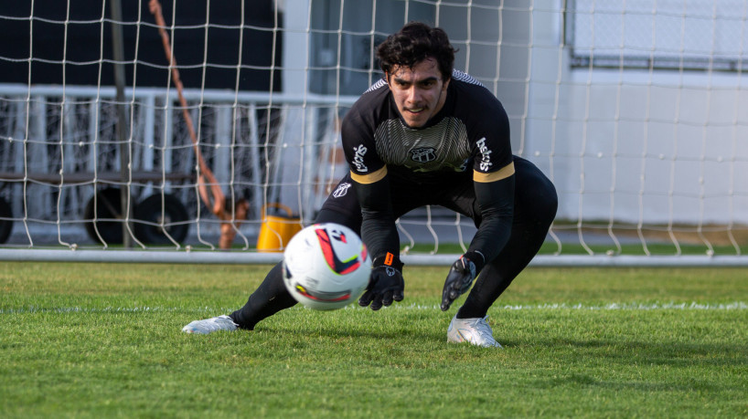 Goleiro Richard em treino do Ceará no estádio Carlos de Alencar Pinto, em Porangabuçu