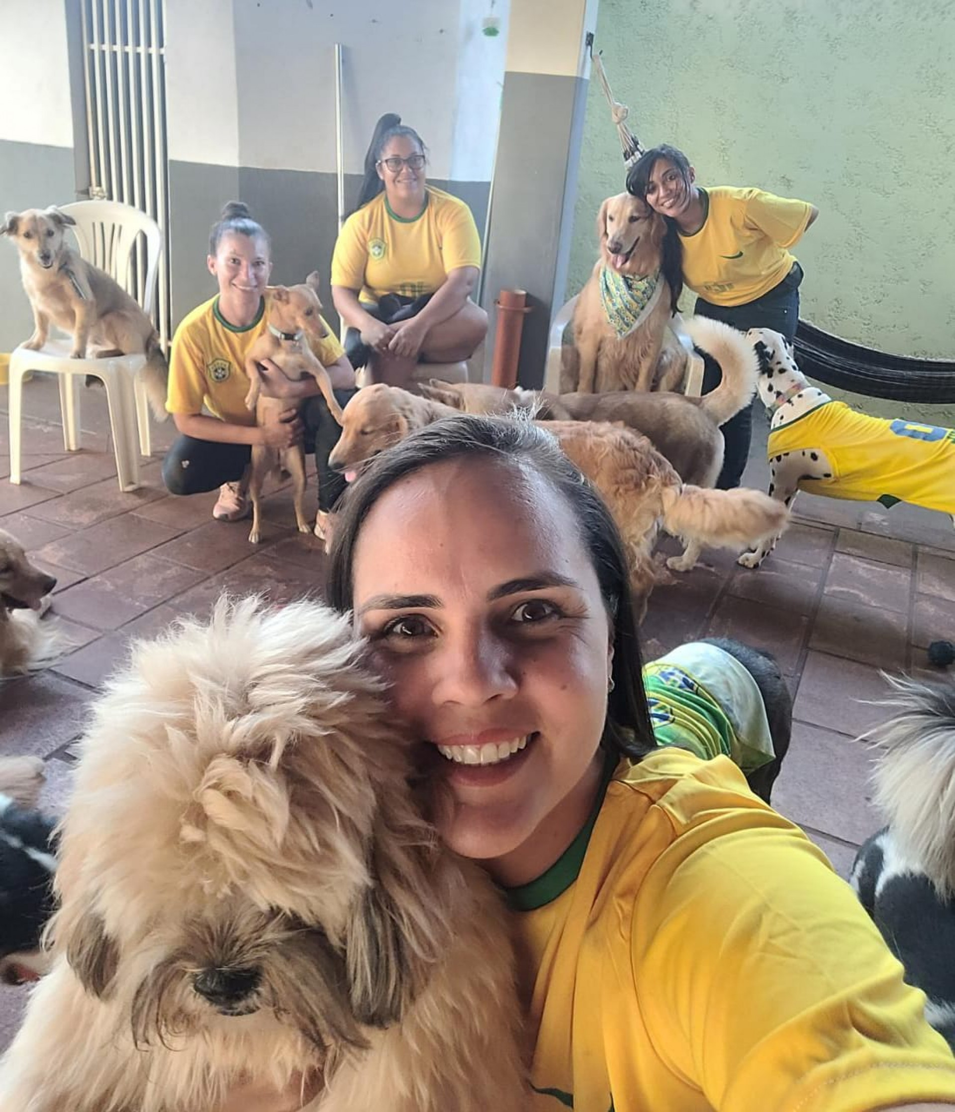 Cuidadoras posam para foto com cães durante a Copa do Mundo 2022.