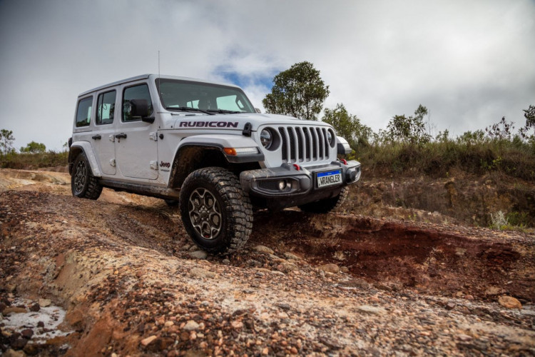 A versão Rubicon traz ainda o sistema Off-road+, que ajusta automaticamente o Jeep Wrangler Rubicon para as condições do terreno