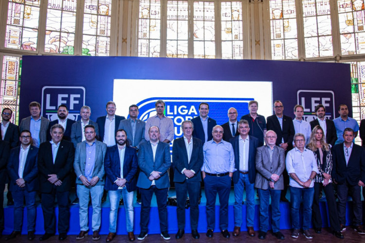 Representantes dos clubes que integram a LFF durante Assembleia Geral Extraordinária 