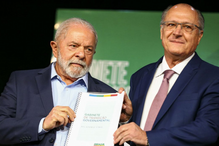 O presidente eleito, Luiz Inácio Lula da Silva, e o vice, Geraldo Alckmin, durante cerimônia de entrega do relatório final da transição de governo e anúncio de novos ministros.