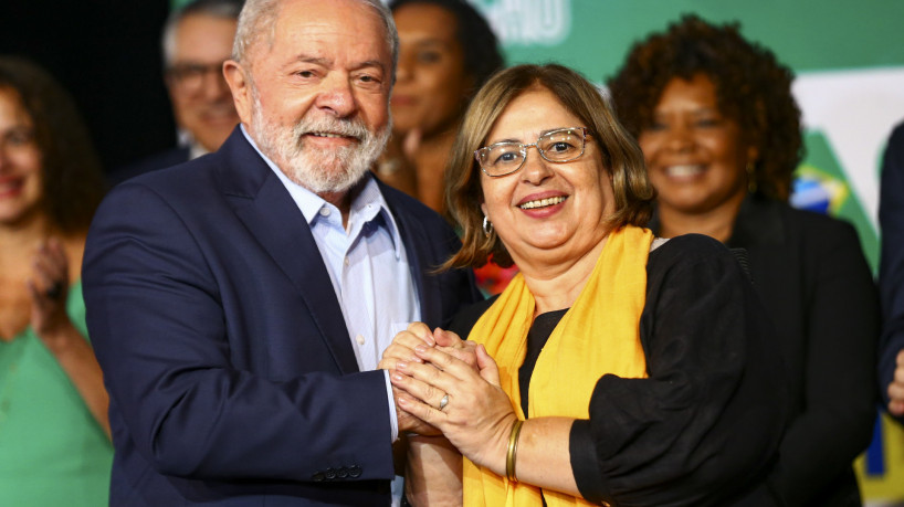 O presidente eleito, Luiz Inácio Lula da Silva, e a futura ministra da Mulher, Cida Gonçalves, durante anúncio de novos ministros que comporão o governo.