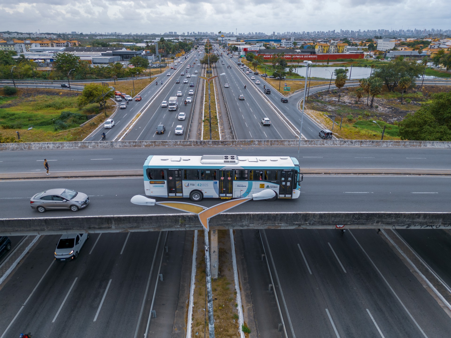 Fortaleza, Ce Br 21.12.22 Acidentes - Vista aérea da BR 116 no viaduto da Oliveira Paiva (Fco Fontenele/O POVO) (Foto: FCO FONTENELE)