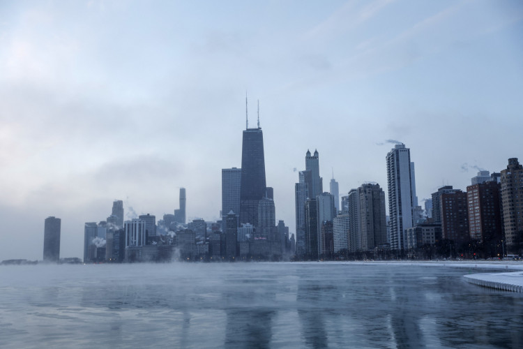 A névoa sobe de Chicago e do Lago Michigan ao nascer do sol em 23 de dezembro de 2022, onde as temperaturas atingiram -6F (-21C), antes do feriado de Natal.