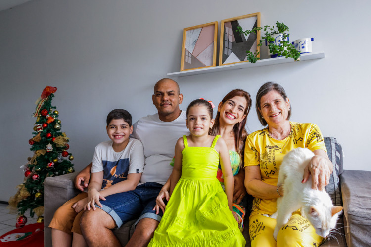 FORTALEZA, CEARA, BRASIL, 23.12.22: Nathália Medeiros, coordenadora escolar, posa com a família. Em destaque os filhos João Marcos, 11, e Ana Luzia, 5, que aprendem sobre a magia do Natal a partir da figura do Papai Noel (Aurelio Alves/ O POVO)