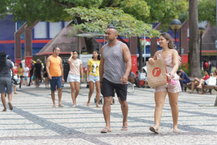 Movimentação tranquila no Centro de Fortaleza na véspera de Natal