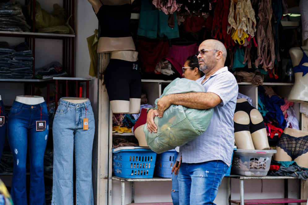 Compras de Natal no Polo da Jose Avelino, com muitas pessoas nas ruas e nos boxes.