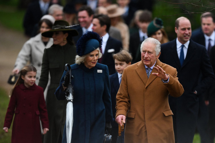 O rei Carlos III da Grã-Bretanha (à direita) e a rainha-consorte da Grã-Bretanha Camilla (à esquerda) acenam para o público ao chegarem para o tradicional serviço religioso do dia de Natal da família real na Igreja de Santa Maria Madalena em Sandringham, Norfolk, leste da Inglaterra, em 25 de dezembro, 2022