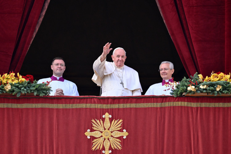 O Papa Francisco acena para a multidão enquanto entrega sua bênção de Natal Urbi et Orbi na Praça de São Pedro no Vaticano em 25 de dezembro de 2022