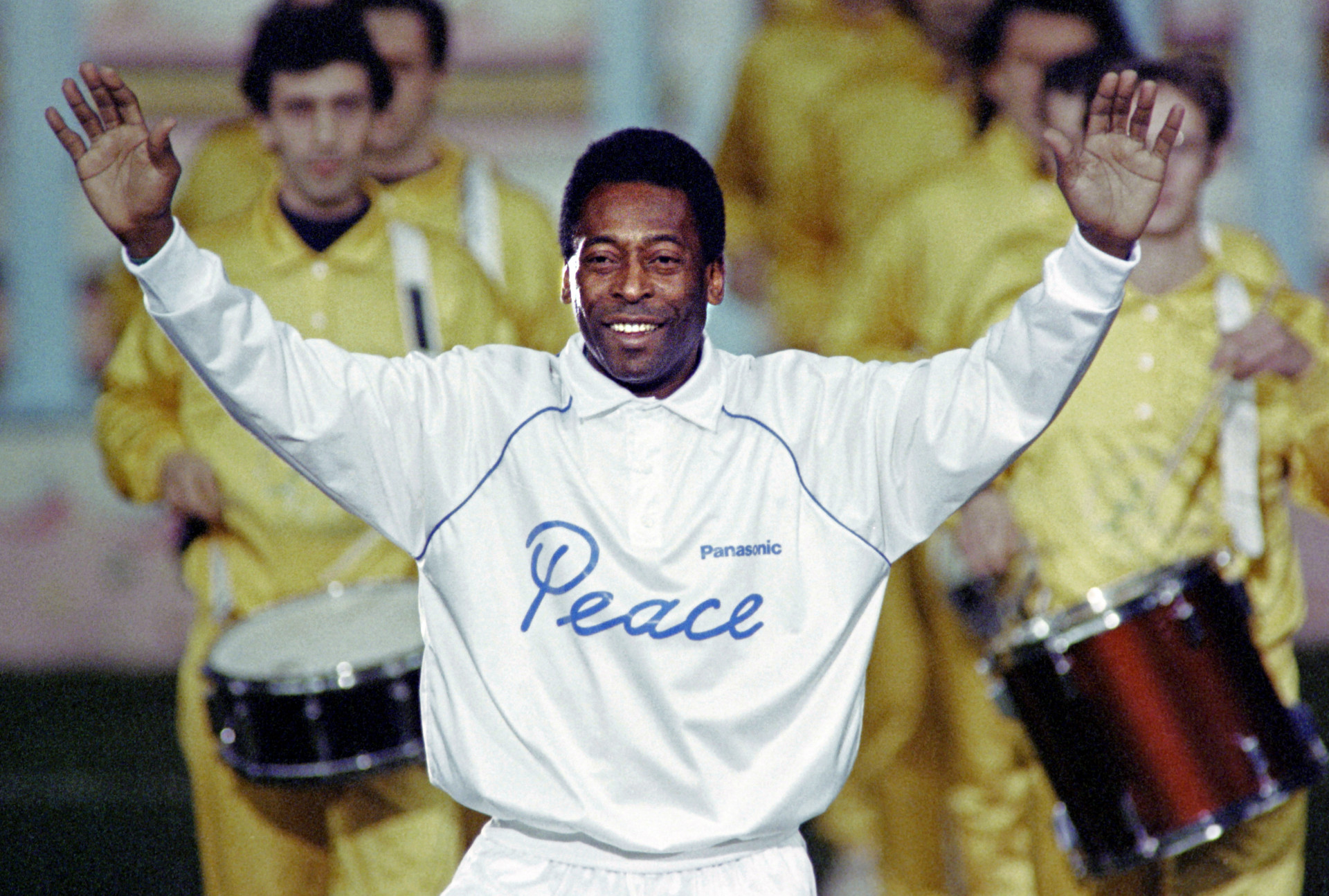 Nesta foto de arquivo tirada em 31 de outubro de 1990, Pelé abre os braços ao receber os aplausos de uma multidão de espectadores durante uma cerimônia em Milão para comemorar seu quinquagésimo aniversário. Familiares acompanharam o lendário Pelé no hospital de São Paulo no dia 24 de dezembro de 2022, onde ele permanece internado com o estado de saúde piorando devido a um câncer, segundo post da filha nas redes sociais.
 (Foto: Gerard MALIE / AFP)