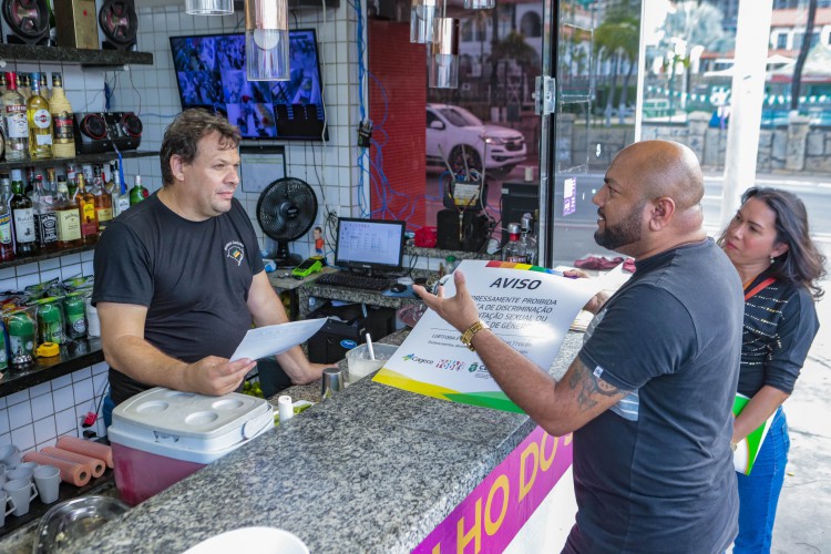 Magno Bertoldis, proprietário de quiosque na Beira Mar, recebe orientações da equipe da blitz