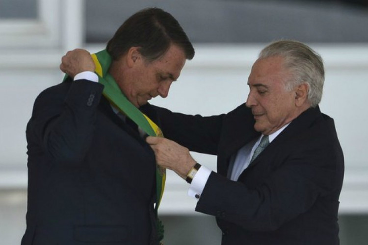 Michel Temer entrega a faixa presidencial a Jair Bolsonaro em cerimônia de posse