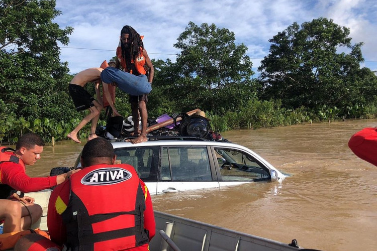 Homens sendo resgatados de carro submerso na Bahia, em dezembro de 2022