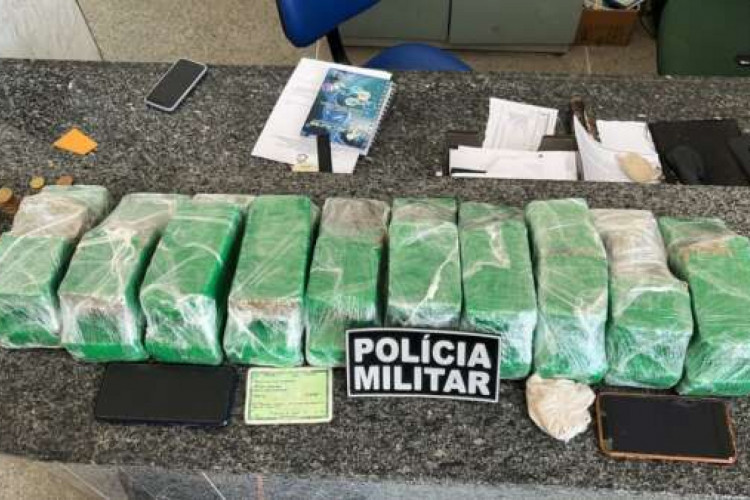 A PMCE encontrou parte das drogas dentro de uma bolsa e outra parte no imóvel onde o suspeito estava