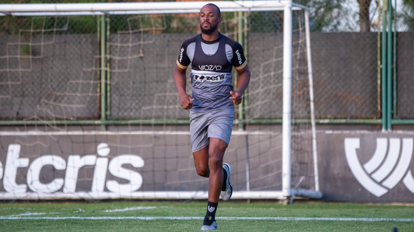 Zagueiro Luiz Otávio em treino do Ceará no estádio Carlos de Alencar Pinto, em Porangabuçu