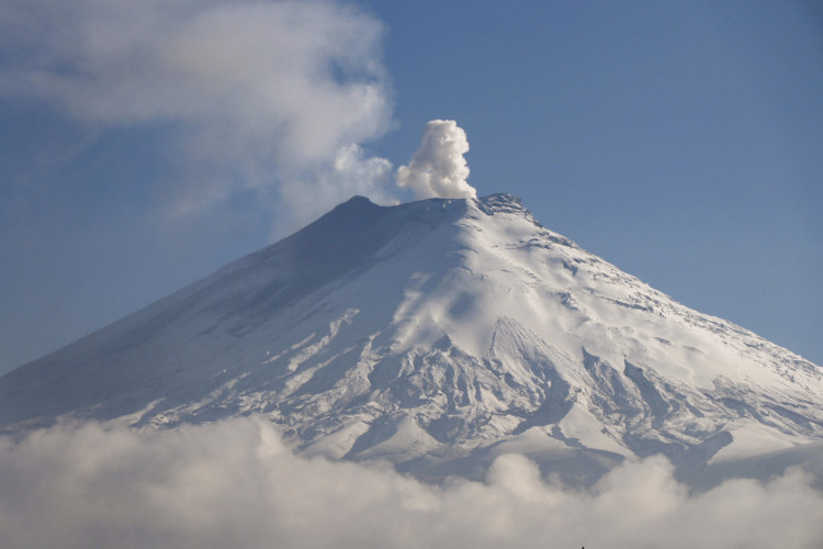 O vulcão Cotopaxi emite cinzas e gases, visto de Mulalo, província de Cotopaxi, Equador, em 28 de dezembro de 2022