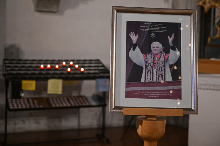 Uma foto do Papa emérito Bento XVI é colocada na igreja em Marktl, sul da Alemanha, em 28 de dezembro de 2022. A saúde do Papa emérito Bento XVI da Alemanha tem causado grande preocupação. O pontífice, que deixou o cargo em 2013, está 