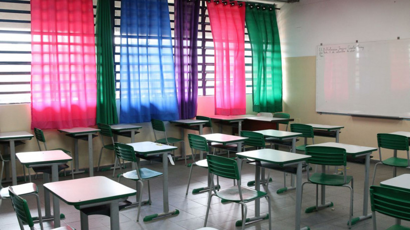 São Paulo - Sala de aula vazia da Escola Estadual Terezine Arantes Ferraz Bibliotecaria, no Parque Casa de Pedra, zona norte da capital.