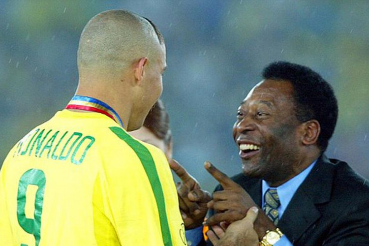 Fenômeno e Pelé após a conquista do penta em 2022