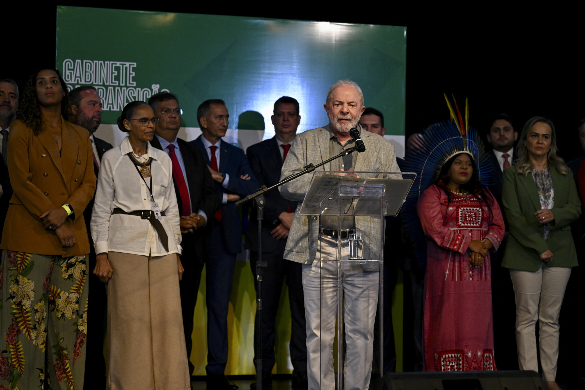 Lula ao anunciar todos os ministros do novo governo que começa dia 1º de janeiro (Foto: EVARISTO SÁ / AFP)