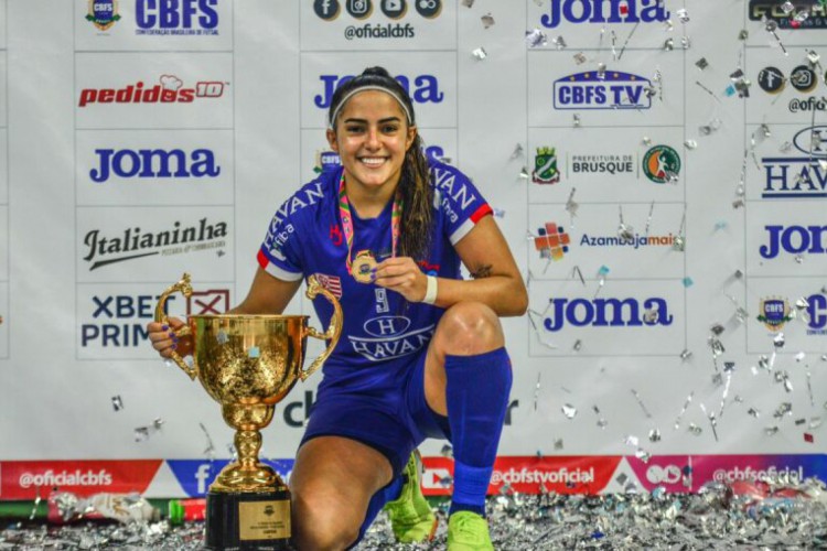 Bella Souza é jogadora de futsal com formação na Praia de Manibu, em Icapuí, Ceará