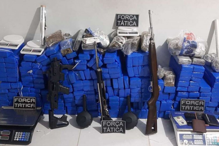 207 kg de maconha, munição, fuzis e pistola são apreendidos durante ação da PM na Região Metropolitana de Fortaleza