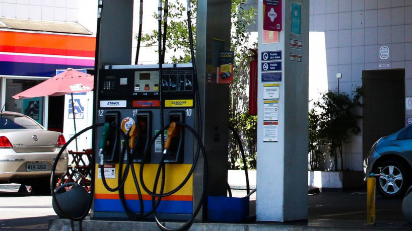 São Paulo - Posto de gasolina em Pinheiros.