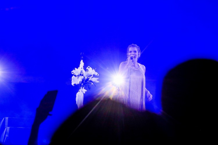 Vanessa da Mata faz homenagem a Gal Costa no primeiro dia da festa de Réveillon no aterro da Praia de Iracema